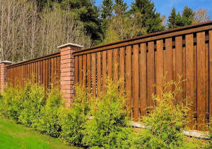 Деревянный забор для дачи вертикальный